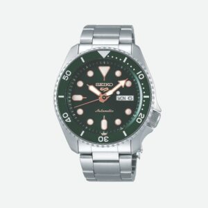 Questa è l'immagine frontale dell'orologio seiko 5 Sports con il quadrante verde e il movimento automatico