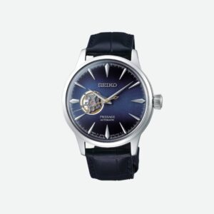 Questa è l'immagine frontale dell'orologio seiko presage cocktail con quadrante blu e cinturino di pelle nero. presenta un movimento automatico