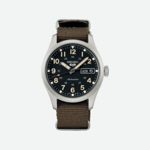 Questa è l'immagine frontale dell'orologio seiko 5 sports con movimento automatico. Presenta un quadrante nero e un cinturino nato di colore verde