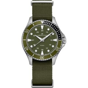 Questa è l'immagine frontale dell'orologio hamilton khaki navy scuba quartz con quadrante verde da 37 mm e cinturino verde nato
