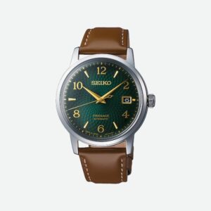 Questa è l'immagine frontale dell'orologio seiko presage cocktail con quadrante verde testurizzato e bracciale in pelle marrone. presenta un movimento automatico