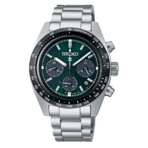 Questa è l'immagine frontale dell'orologio seiko prospex speedtimer chrono a ricarica solare con quadrante deep green, con diametro di 39 mm e cinturino acciaio