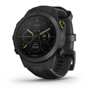 Questa è l'immagine frontale dell'orologio garmin marq athlete (gen 2) carbon con cassa in titanio e cinturino in gomma