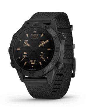 Questa è l'immagine frontale dell'orologio garmin marq commander (Gen 2) carbon edition