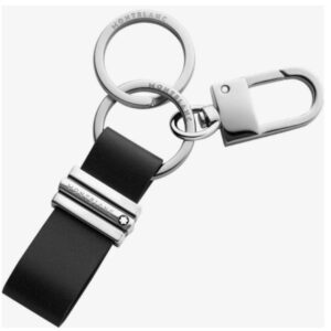 Questa è l'immagine frontale del portachiavi meisterstuck di montblanc realizzato con l'iconico motivo 3 ring (due anelli e un moschettone)