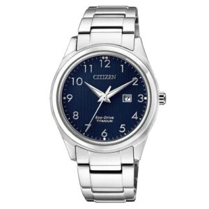 Questa è l'immagine frontale dell'orologio citizen super titanium con quadrante di colore blu e diametro 34 mm. Presenta un movimento eco drive