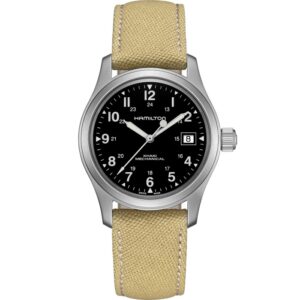 Questa è l'immagine frontale dell'orologio hamilton khaki field mechanical con quadrante nero di mm 38 e bracciale canvas di colore beige