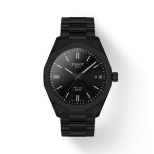 Questa è l'immagine frontale dell'orologio tissot prc 100 solar quarzo con quadrante di colore nero e cassa di mm 39 riverstita in pvd nero come anche il cinturino