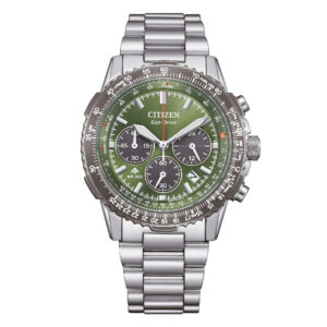 Questa è l'immagine frontale dell'orologio citizen promaster navihawk chrono con quadrante verde khaki di mm 40 e movimento eco drive