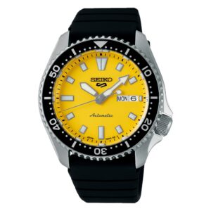 Questa è l'immagine frontale dell'orologio seiko 5 sports con quadrante di colore giallo e cinturino in silicone