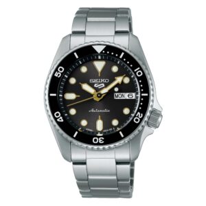 Questa è l'immagine frontale dell'orologio seiko 5 sports skx midsize con quadrante di colore grigio
