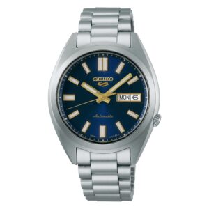 Questa è l'immagine frontale dell'orologio seiko 5 sports, reinterpretazione della cassa snxs con quadrante di colore blu