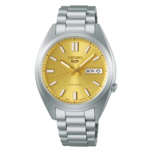 Questa è l'immagine frontale dell'orologio seiko 5 sports, reinterpretazione della cassa snxs con quadrante di colore giallo
